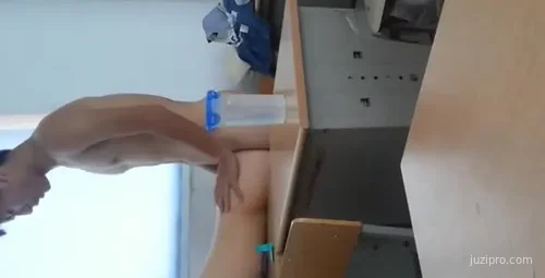 教室自拍分享与害羞女友的趣事