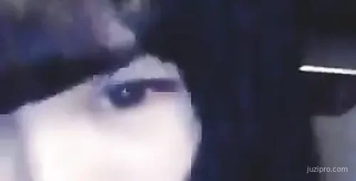 白富美女主播奔驰约粉丝马路聊天