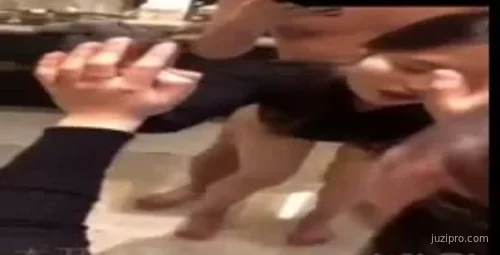 长腿女友站在镜前反思亲密瞬间