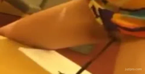 风韵酒店女子毛笔艺术创作