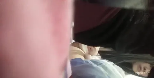 达人城中村偶遇年轻美女谈话