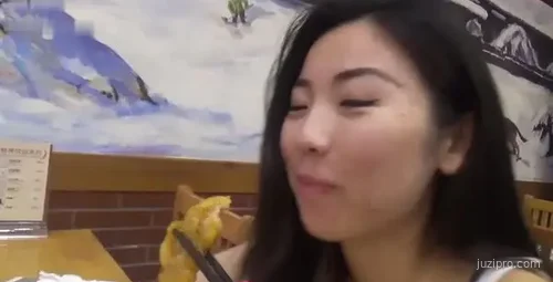 台湾女性和外国男友共度亲密时光