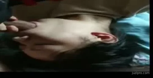 可爱女友亲密后发现她内裤的秘密