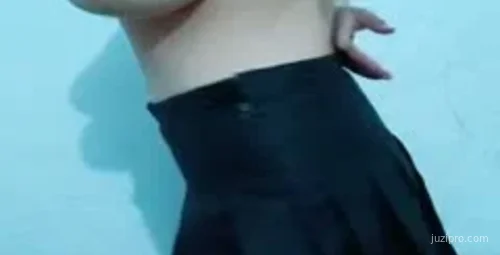 年轻女性的身材吸引众人目光