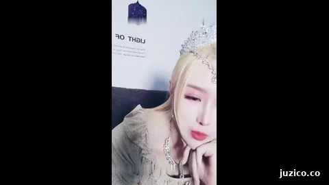 出道音乐歌手【热鲨】，直播间唱起优美的歌声，介绍自己是一名歌手 专辑已经录好就是没有钱发行，致敬她！
