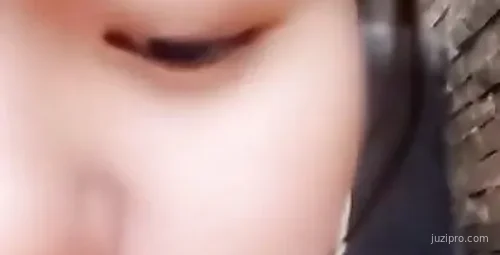 白嫩萌妹温泉互动直播