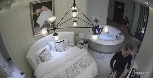 领导大叔与小情人套房鸳鸯浴私会