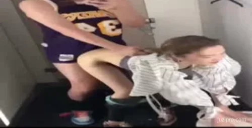 和男友试衣间亲密时需忍住不发声