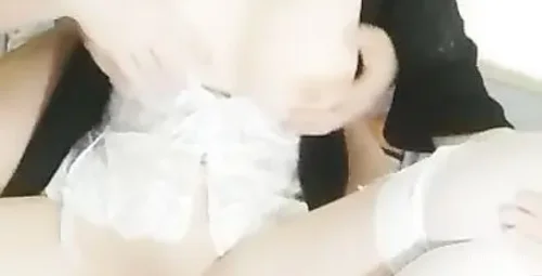 白嫩美女与帅哥亲密互动后的探索