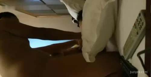 东北女性与男友开房反抗拍摄被迫屈服