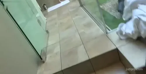 大学人气拉拉队长与帅哥互动 戴眼镜更有个性