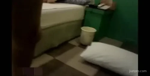 宾馆亲密交流教女友特别技巧