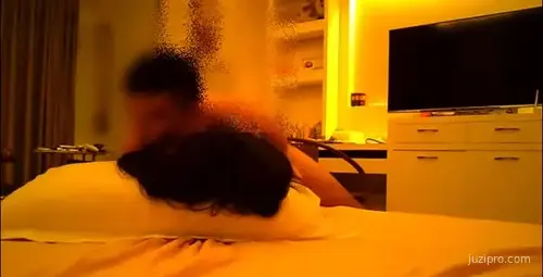 广东男子酒店与苗条女教师行为不雅