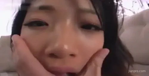 漂亮华裔女子与外国友人交流片段