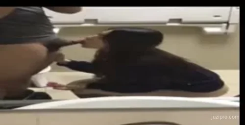 女子在公共厕所小声调情怕被发现