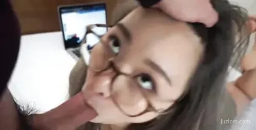 华裔眼镜美女与男友温馨互动