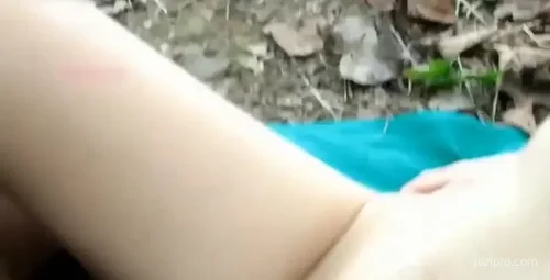 复古红肚兜美女树林吊床休息