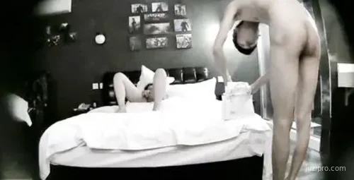 瘦青年与美女酒店亲密互动