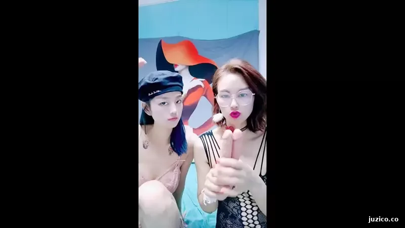 妈妈调教女儿全程露脸激情大秀 情趣丝袜诱惑淫声荡语，双头道具插进妈妈和女儿的骚穴自慰，高潮喷水好刺激