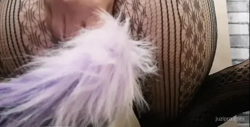 撕开连裤袜轻触腰部的感受