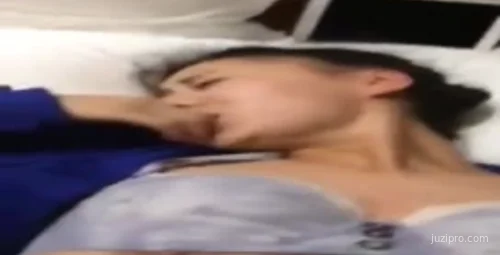 女友紧咬双唇似已达高潮