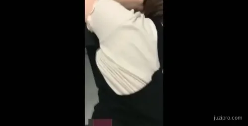 可爱女性公共厕所约会场景