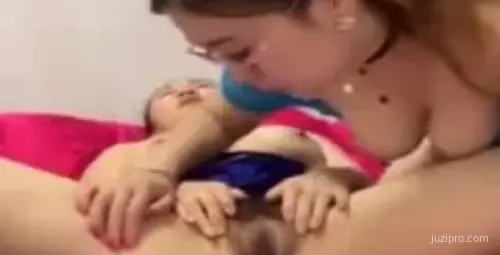 家庭风韵阿姨互舔骚逼 激情舌吻交换唾液超诱惑