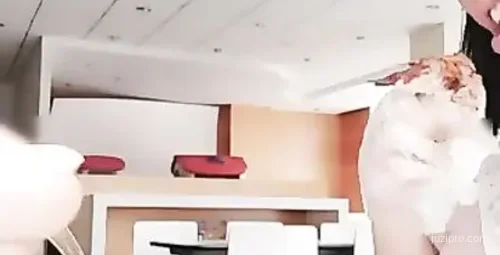 打完野战主播与男士餐厅用餐挑战