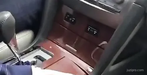 小情人与朋友下班后路边刺激游玩