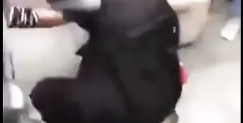 悍妇当街教训女贼 众人围观