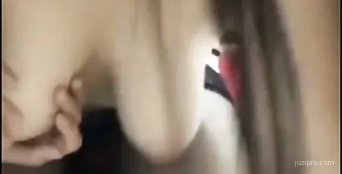 美女主播与两男直播互动故事