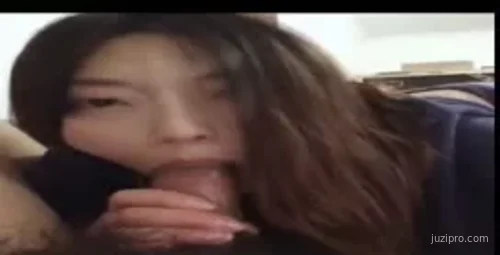 女子与男友亲密互动，小狗趣味打扰