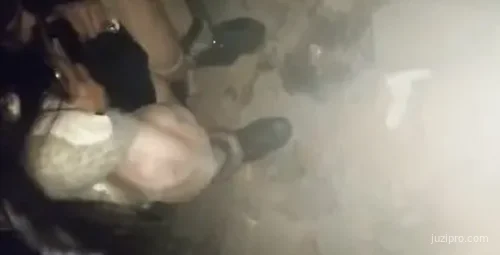 小情侣荒野夜游体验自然乐趣