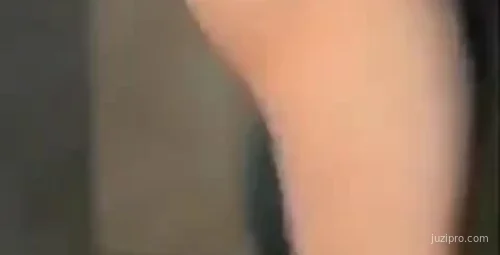 保安上班期间意外吸引少妇被录下