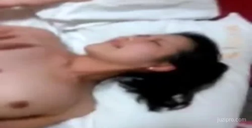 女友害羞地捂住脸