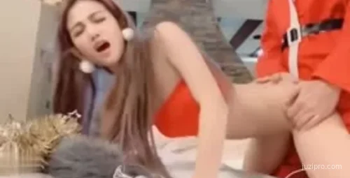 美女收到圣诞礼物后遇意外