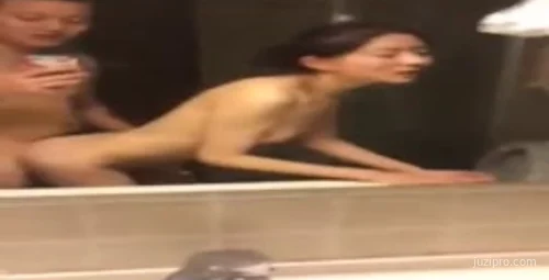 年轻女子镜前体验羞耻时刻