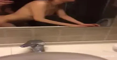 年轻女子镜前体验羞耻时刻-截图2