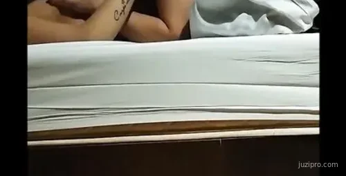 经典自拍：正妹汽车旅馆兼职服务