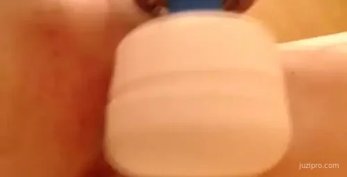 黑丝美女用震动棒达到高潮