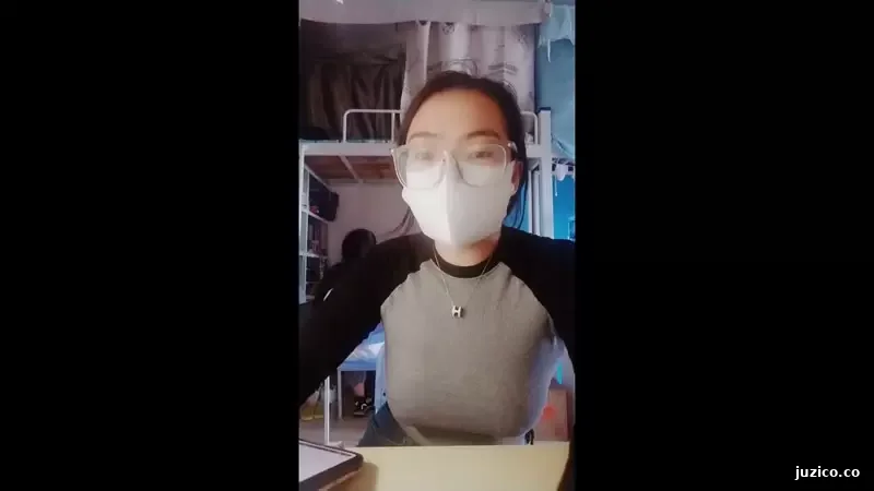真实女大学生，舍友还以为是在抖音直播 周导的夏天 日期： 2022.5.28