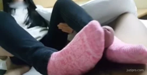 台湾高中生为男友按摩足部