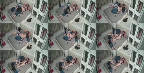 两个朋友在孩子面前亲密互动-截图2