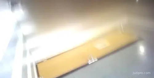 校花妹紧身裤完美身形展示