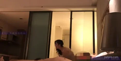 气质卷发美女的魅力与情感故事