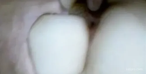 趁性感白嫩的小姨子在睡觉，把她弄醒了,没想到不反抗还很配合,插的嗷嗷叫