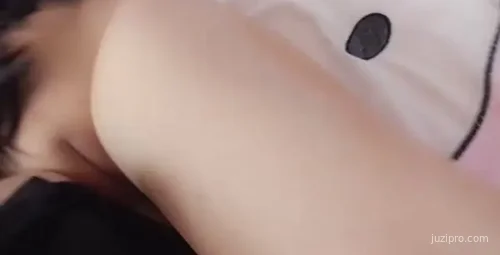 嫩妹VIP作品黑丝美腿自拍