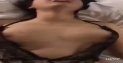 蕾丝内衣女子胸部强烈震动