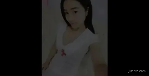 94年美容师情趣装与好友激情对白