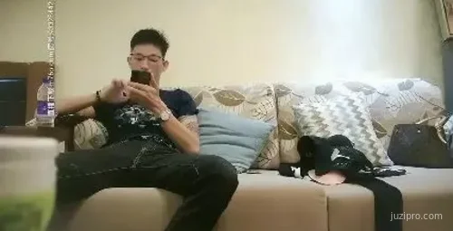 鸭总侦探：颜值不错的肉肉身材女孩特写